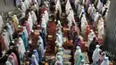 Jemaah menunaikan salat tarawih malam pertama Ramadan 1439 H di Masjid Istiqlal, Jakarta, Rabu (16/5). Tarawih malam pertama Ramadan 1439 H di Masjid Istiqlal dihadiri oleh ribuan jemaah. (Merdeka.com/Iqbal Nugroho)