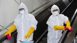 Petugas melakukan disinfeksi di stasiun kereta bawah tanah Gwanghwamun, Seoul, Korea Selatan, Jumat (28/2/2020). Hingga 28 Februari 2020, Korea Selatan mengonfirmasi total jumlah pasien terinfeksi virus corona COVID-19 sebanyak 2.337 orang. (Xinhua/Lee Sang-ho)
