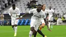 Selebrasi bek Olympique Marseille, Chancel Mbemba setelah mencetak gol keempat timnya ke gawang Sporting Lisbon dalam laga fase Grup D Liga Champions 2022/2023 di Stade Velodrome, Marseille (4/10/2022). Laga baru berjalan satu menit, Olympique Marseille sudah kebobolan oleh Sporting Lisbon. Tak butuh waktu lama bagi Marseille untuk menyamakan kedudukan, bahkan mampu menutup babak pertama dengan keunggulan 3-1. Di babak kedua Marseille menambah satu gol lagi untuk memastikan kemenangan 4-1. (AFP/Nicolas Tucat)