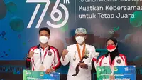 Dua peraih medali di Olimpiade Tokyo 2020, Anthony Sinisuka Ginting dan Windy Cantika Aisah, mendapatkan bonus dari Pemerintah Provinsi Jawa Barat, Kamis (19/8/2021). (Bola.com/Erwin Snaz)