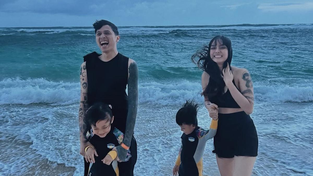 Bimo Picky Picks Ajak Istri dan Anak Liburan ke Bali, Serunya Main Bareng di Pantai