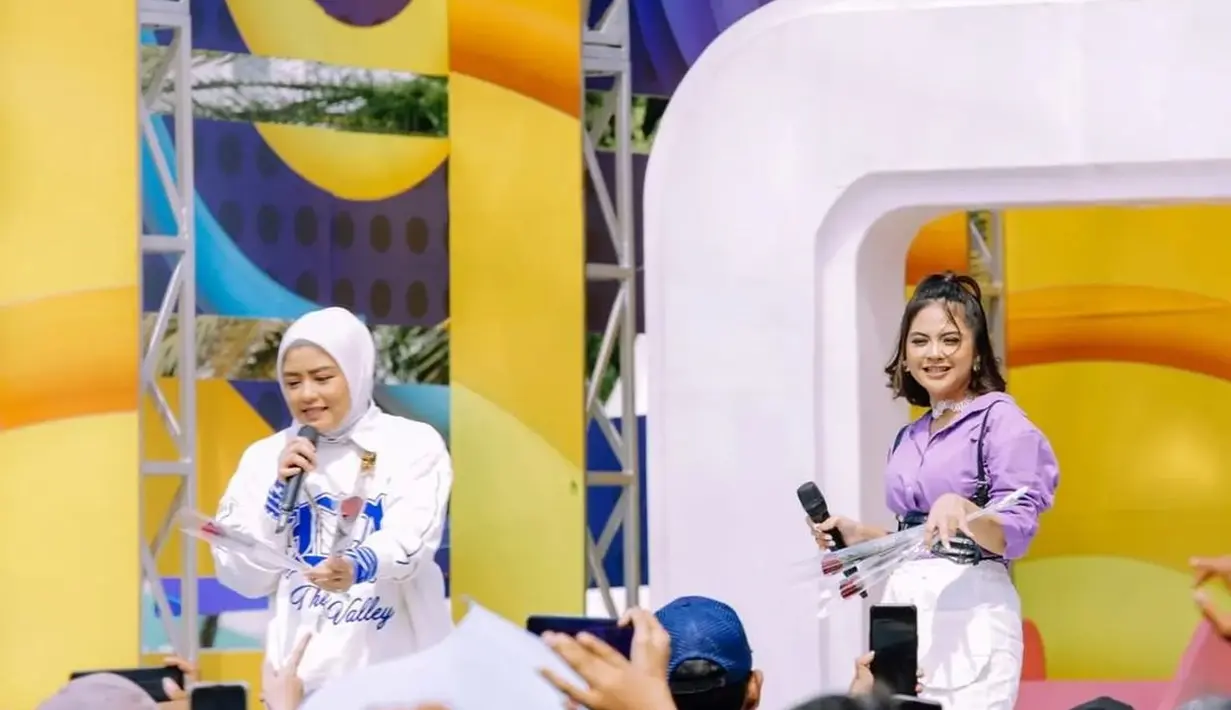Lewat captionnya, Prastiwi Dwiarti menuliskan kenangan lawasnya saat harus bersiap di subuh hari untuk manggung bareng. Mulai dari nyetir mobil sendiri hingga makeup di dalam mobil. (Liputan6.com/IG/@tentangtiwi).