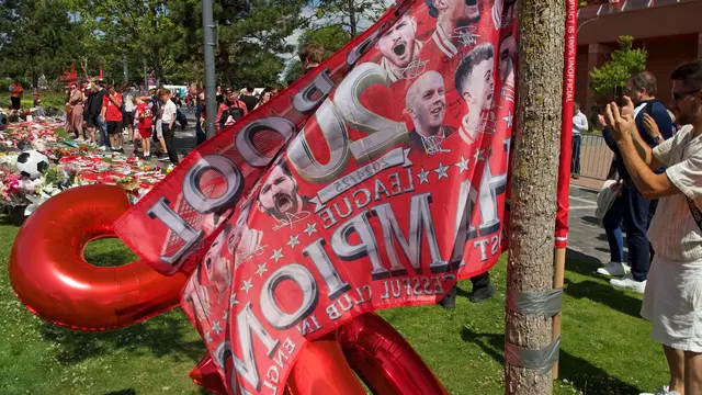Liverpool Berduka, Suporter Berdatangan Beri Penghormatan untuk Diogo Jota