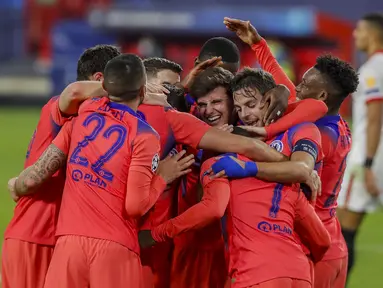 Penyerang Chelsea, Olivier Giroud berselebrasi dengan timnya setelah mencetak gol ke gawang Sevilla pada matchday kelima Grup E Liga Champions di Estadio Ramon Sanchez Pizjuan, Kamis (3/12/2020) dinihari WIB. Olivier Giroud memborong empat gol saat Chelsea mencukur Sevilla 4-0. (AP/Angel Fernandez)
