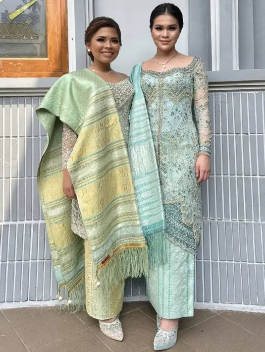 Dalam acara tersebut, Felicia tampil elegan mengenakan kebaya panjang berpayet yang menawan. [@chengiovanis]