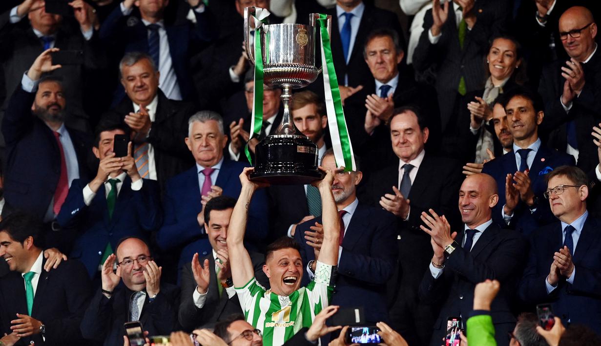 <p>Joaquin pun tampak emosional, air mata tak terbendung dan ia kembali beraksi sebagai matador dalam pesta perayaan gelar Copa del Rey 2021-2022, persis seperti yang dilakukannya pada selebrasi Betis 17 tahun lalu. (AFP/Jorge Guerrero)</p>