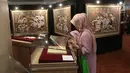 Pengunjung mengamati karya-karya Panji dalam Festival Panji Internasional di Perpustakaan Nasional, Jakarta, Selasa (10/7). Festival Panji ini bertujuan membangkitkan kembali budaya Panji yang mulai pudar. (Liputan6.com/Arya Manggala)
