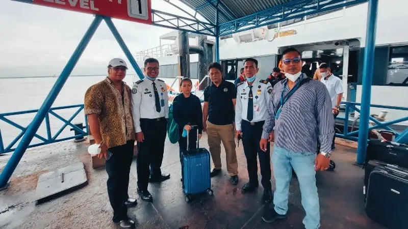 Petugas Kantor Imigrasi Kota Dumai mengawal deportasi warga Malaysia yang melakukan pemalsuan identitas di Indonesia.