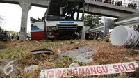 Sebuah bus PO Rukun Sayur mengalami kecelakaan di KM 202, Jawa Barat, Selasa (14/7/2015). Bus tersebut menabrak tiang jembatan penyebrangan menyebabkan 11 orang tewas dan 27 luka - luka. (Liputan6.com/Herman Zakharia)