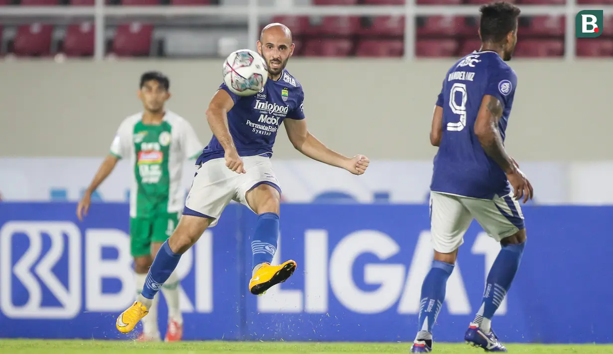 Hanya dua menit dari gol itu, Persib akhirnya berhasil membalik kedudukan lewat Mohammed Rashid. Gelandang berpaspor Palestina itu mampu memanfaatkan umpan silang dari Zalnando yang akhirnya berhasil menjebol gawang PSS Sleman. (Bola.com/Bagaskara Lazuardi)