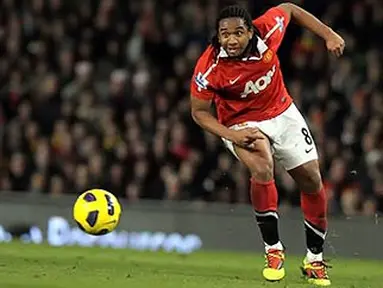 Gelandang MU Anderson beraksi pada partai lanjutan Liga Premier melawan Arsenal di Old Trafford pada 13 Desember 2010 yang berkesudahan 1-0 untuk MU. AFP PHOTO/ANDREW YATES