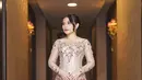 <p>Kebaya warna soft pink berpayet juga bisa dikombinasikan dengan kain slit warna merah menyala, dipadukan heels warna nude. Tampilannya nampak begit mewah seperti yang dikenakan Prilly Latuconsina ini. @prillylatuconsina96</p>