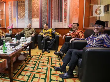 Ketua MPR Bambang Soesatyo (tengah kanan) berbincang dengan Ketua DPD AA Lanyalla Mattalitti (tengah kiri) saat mengikuti rapat gabungan di Ruang Delegasi, Kompleks Parlemen, Senayan, Jakarta, Senin (10/7/2023). Rapat tersebut membahas persiapan pelaksanaan Sidang Tahunan MPR, Sidang Bersama DPR dan DPD, serta Pidato Kenegaraan Presiden dalam rangka peringatan HUT ke-78 RI pada tanggal 16 Agustus 2023. (Liputan6.com/Faizal Fanani)