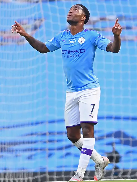 Gelandang Manchester City, Raheem Sterling berselebrasi usai mencetak gol ke gawang Liverpool pada pertandingan lanjutan Liga Inggris  di Stadion Etihad di Manchester, Inggris (2//7/2020). City menang telak 4-0 atas Liverpool. (AFP/Pool/Laurence Griffiths)