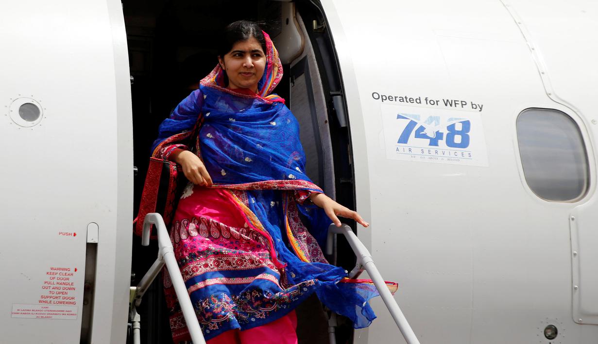 Penerima Nobel Perdamaian, Malala Yousafzai saat turun dari pesawat untuk merayakan ulang tahun ke-19 dirinya, bersama para pengungsi di kamp pengungsian Dadaab, dekat perbatasan antara Kenya-Somalia, (12/7). (REUTERS/Thomas Mukoya)
