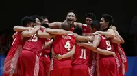 Pemain basket Indonesia bersorak usai mengalahkan Singapura di semifinal SEA Games ke-28 di OCBC Arena Singapore, Minggu (14/6/2015). Indonesia unggul 87-74 atas Singapura. (Liputan6.com/Helmi Fithriansyah)