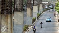 Tiang-tiang pancang penyangga monorel menjulang di sepanjang Jalan Rasuna Said, Jakarta, Jumat (30/10). Presiden Joko Widodo menyatakan seluruh tiang pancang bekas monorel akan difungsikan sebagai tiang penyangga rel LRT. (Liputan6.com/Immanuel Antonius)
