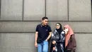 Momen lain memperlihatkan Siena dengan OOTD kasualnya, memadukan oversized sweater, pants dan hijab.