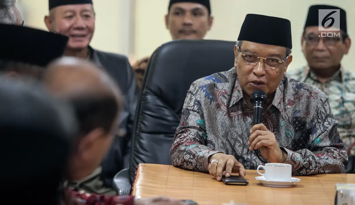 Ketua Umum LPOI, KH Said Aqil Siroj berfoto memberi keterangan dalam acara temu media di Jakarta, Senin (13/8). LPOI juga meminta pemerintah untuk meninjau ulang ormas-ormas yang ada, agar kedamaian Indonesia tetap terjaga. (Liputan6.com/Faizal Fanani)