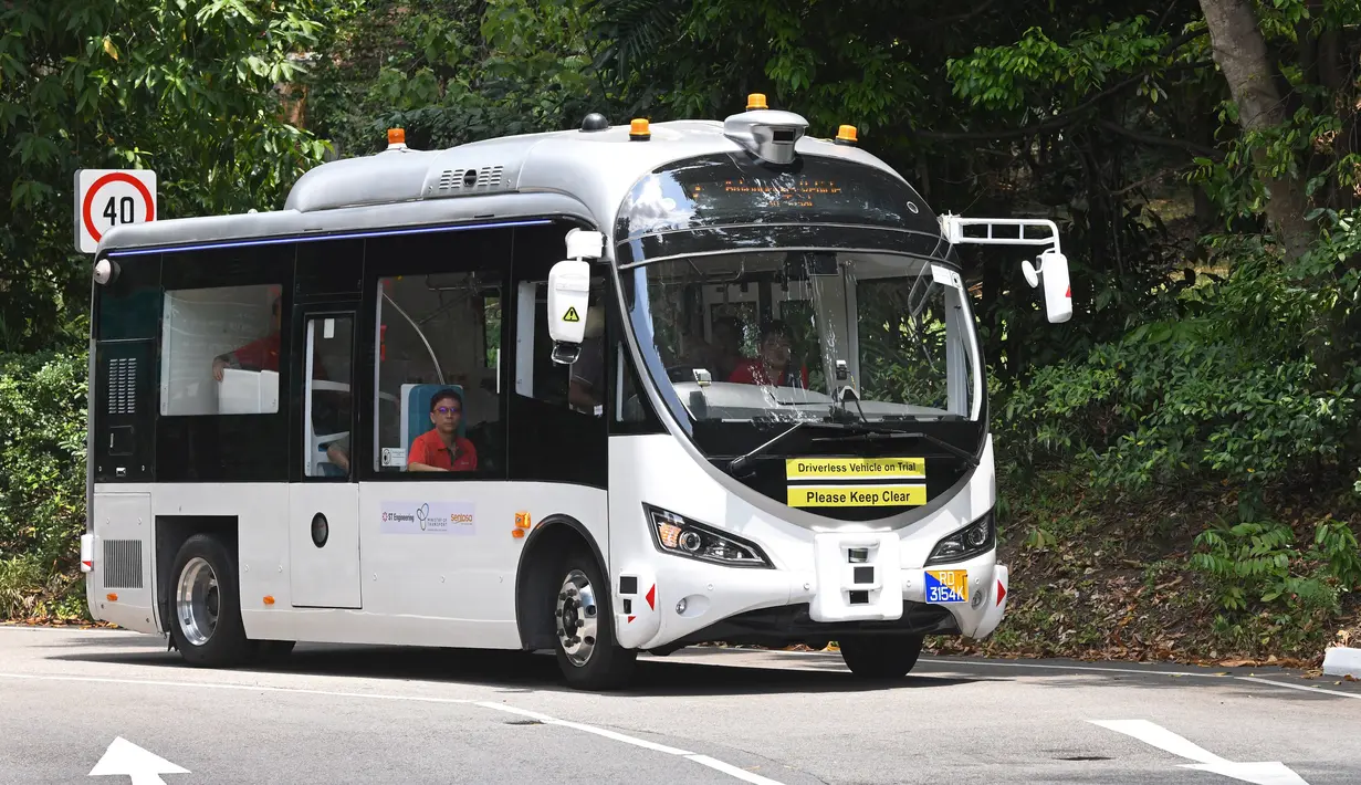 Bus tanpa pengemudi melaju selama uji coba publik di kawasan wisata Pulau Sentosa, Singapura pada 20 Agustus 2019. Singapura akan mulai uji coba bus tanpa sopir (otonom/bergerak sendiri tanpa pengemudi) yang bisa dipesan lewat aplikasi pada 26 Agustus - 15 November 2019. (Roslan RAHMAN/AFP)