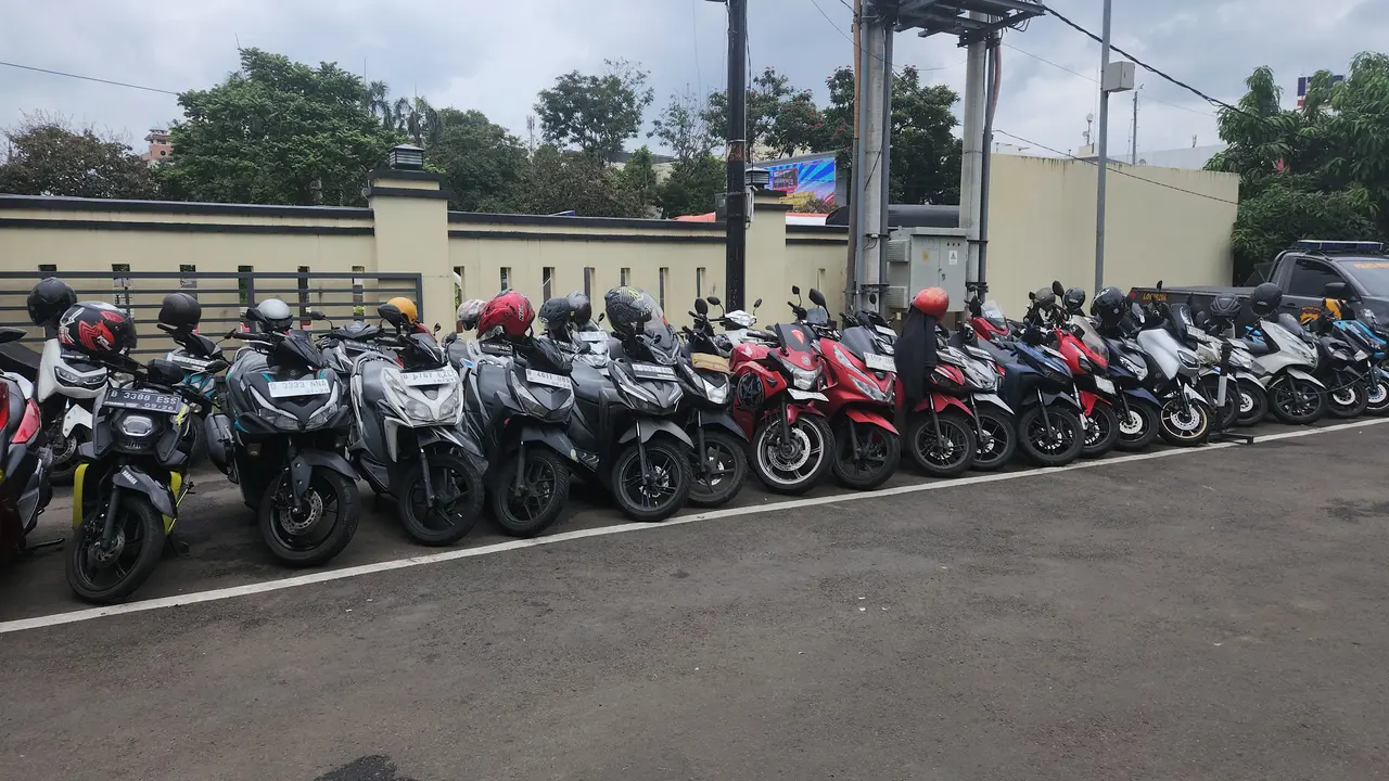 Parkiran motor yang berada di halaman Polres Metro Depok.