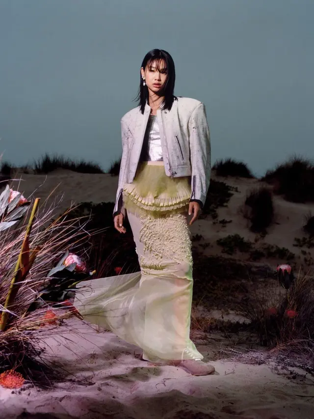 Potret Debut Jung Ho Yeon Sebagai Perempuan Korea Selatan yang Tampil di Sampul Vogue