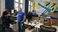 Seorang karyawan berpose pada hari pembukaan kantor baru raksasa mesin pencari internet, Google, di Berlin, Selasa (22/1). Google kembali membuka kantor cabang yang baru di ibu kota Jerman tersebut. (Photo by Tobias SCHWARZ / AFP)