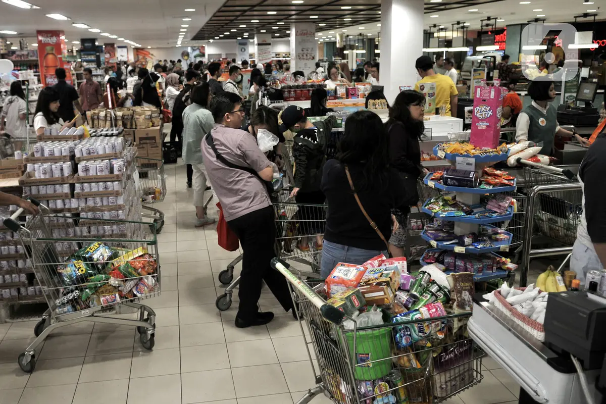 Warga Borong Sembako di Supermarket