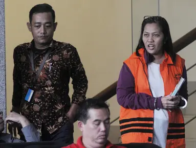 Orang kepercayaan Anggota DPR Bowo Sidik Pangarso, Indung (kanan) usai menjalani pemeriksaan di Gedung KPK, Jakarta, Jumat (5/4). Indung diperiksa sebagai tersangka terkait kasus dugaan suap kerja sama pengangkutan pupuk melalui kapal. (merdeka.com/Dwi Narwoko)