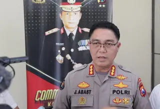 Kabid Humas Polda Jawa Timur, Kombes Pol Jules Abraham Abast (Dian Kurniawan/Liputan6.com)