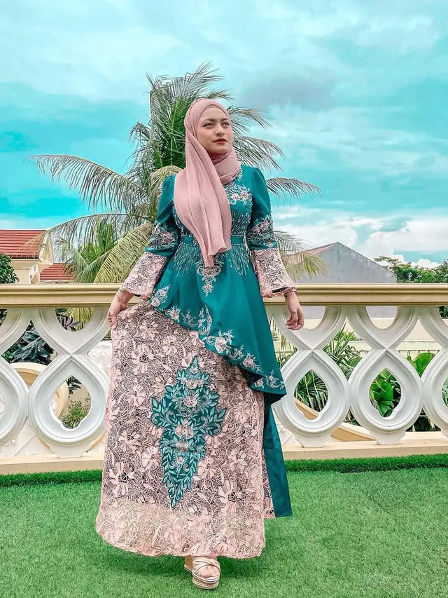 7 Gaya OOTD Nathalie Holscher dengan Busana Muslim, Jadi Inspirasi
