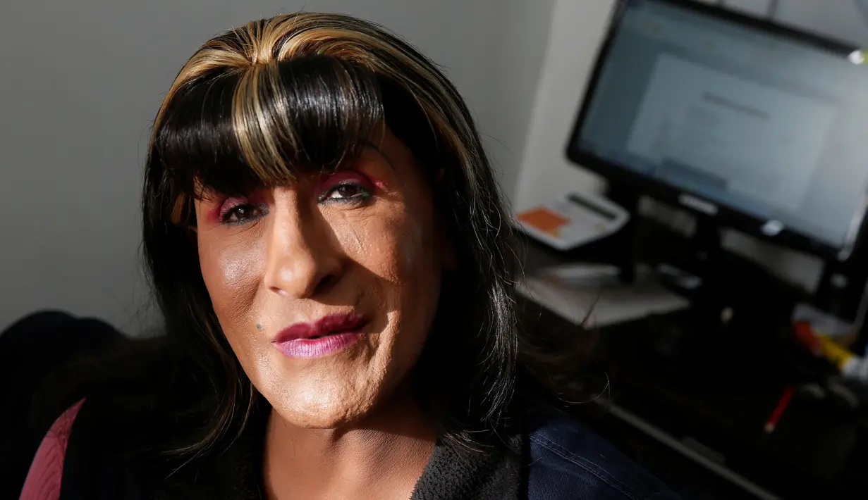 Aktivis transgender Pamela Valenzuela usai mendapatkan kartu identitas barunya yang diakui di La Paz, Bolivia, Kamis (8/9). Pamela menjadi transgender pertama yang mendapatkan KTP khusus di Bolivia. (REUTERS/David Mercado)