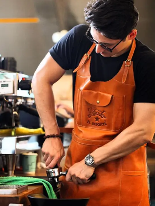 Potret Nino Fernandez saat meracik kopi untuk pelanggannya bak seorang baristas profesional! (Liputan6.com/IG/ninojkt)
