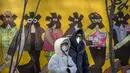 Pengunjung yang mengenakan masker berjalan melalui pusat perbelanjaan kelas atas pada hari terakhir minggu liburan Tahun Baru Imlek di Beijing, Jumat, 27 Januari 2023.