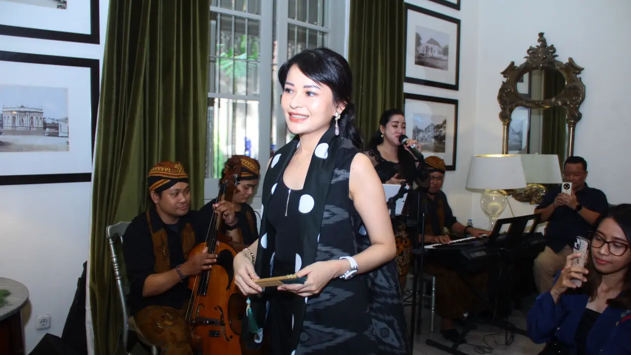 Happy Salma meramaikan pameran perhiasan bertajuk Lilydina di Surabaya. (Dian Kurniawan/Liputan6.com)