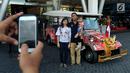 Warga berfoto bersama mobil bercorak Ulos Mandailing yang akan digunakan acara ngunduh mantu Kahiyang-Bobby di Medan, Senin (20/11). (Liputan6.com/JohanTallo)