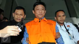 Ketua DPRD Muba Riamon Iskandar saat di tahan oleh komisi Pemberantasan Korupsi , Selasa (15/12). Riamon menjadi tersangka kasus dugaan suap DPRD Kabupaten Musi Banyuasi. (Liputan6.com/Helmi Afandi)
