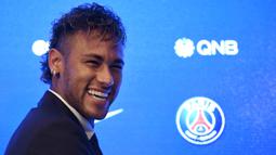 Bintang Brasil, Neymar, tampak gembira saat akan perkenalkan sebagai pemain baru PSG di Stadion Parc des Princes, Paris, Jumat (4/8/2017). Neymar didatangkan dari Barcelona dengan harga 222 juta euro. (AFP/Lionel Bonaventure)