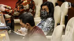 Menteri Keuangan Sri Mulyani (tengah) saat rapat kerja dengan Komisi XI DPR di Kompleks Parlemen, Senayan, Jakarta, Senin (24/8/2020). Sri Mulyani memastikan pencairan bantuan Rp 600 ribu bagi para pekerja yang memiliki gaji di bawah Rp 5 juta akan dimulai pekan ini. (Liputan6.com/Johan Tallo)