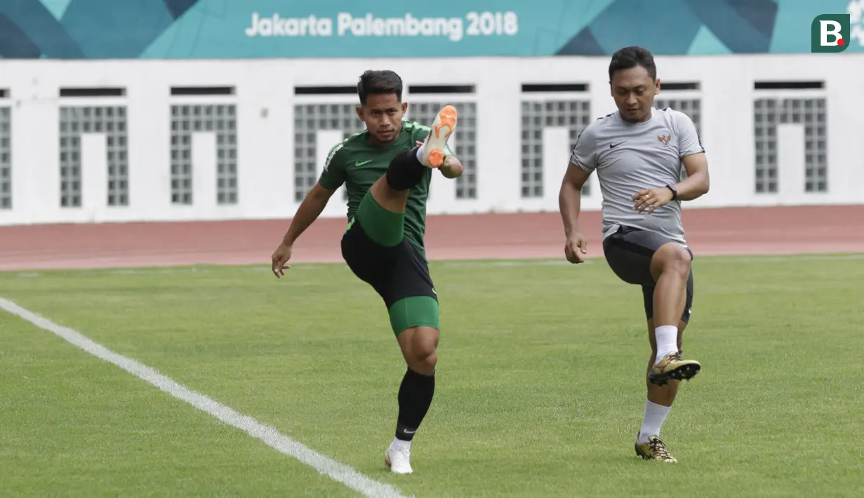 Pemain Timnas Indonesia, Andik Vermansah, melakukan pemanasan saat latihan di Stadion Wibawa Mukti, Jawa Barat, Sabtu (3/11). Latihan ini persiapan jelang Piala AFF 2018. (Bola.com/M Iqbal Ichsan)