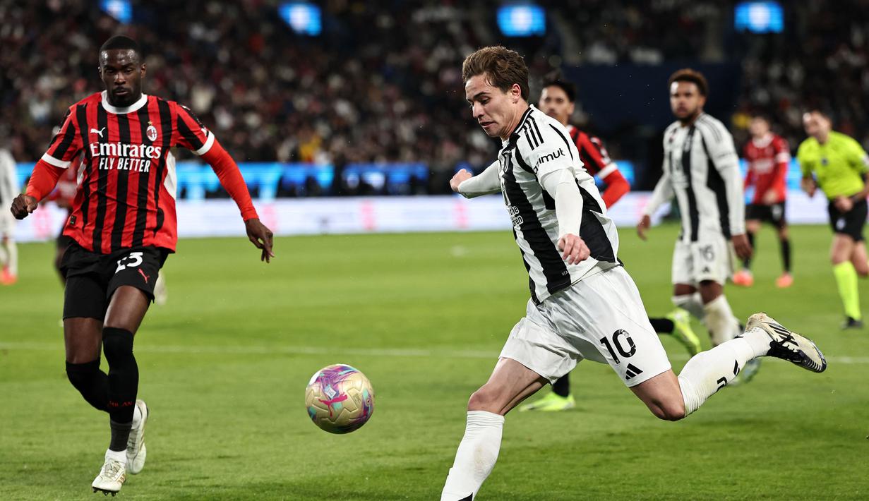 Pemain Juventus, Kenan Yildiz berusaha melepaskan tembakan ke gawang AC Milan pada laga semifinal Piala Super Italia 2025 yang berlangsung di Al-Awwal Park, Riyadh, Arab Saudi, Sabtu (04/01/2024) dini hari WIB. (AFP/Fayez Nureldine)