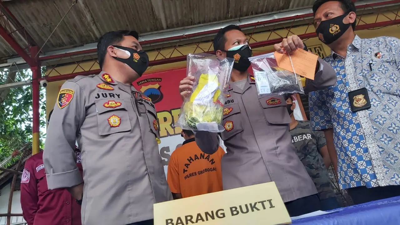 Tersangka FT, Anggota DPRD Kabupaten Grobogan dalam gelar kasus kepemilikan ganja kering seberat 23,8 gram. (Foto: Liputan6.com/Felek Wahyu)