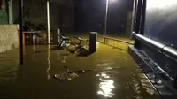 Jalan Pengadegan Timur, Pancoran, Jakarta Selatan Masih Direndam Banjir. Kini Ketinggian Air Semakin Meningkat Karena Air Kiriman dari Bogor Mulai Datang. (Foto: Fachrur Rozie/Liputan6.com)