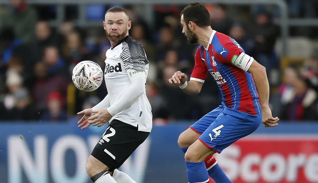 Gelandang Derby County, Wayne Rooney, mengontrol bola saat melawan Crystal Palace pada laga Piala FA di Stadion Selhurst Park, London, Minggu (5/1). Palace kalah 0-1 dari Derby. (AFP/Ian Kington)
