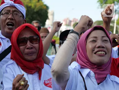 Ekspresi relawan Joko Widodo-Ma'ruf Amin saat nonton bareng pelantikan Presiden dan Wakil Presiden di Taman Aspirasi, Jakarta, Minggu (20/10/2019). Jokowi dan Ma'ruf Amin resmi dilantik sebagai Presiden dan Wakil Presiden RI periode 2019-2024. (Liputan6.com/Herman Zakharia)