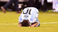 Reaksi Kapten Argentina, Lionel Messi usai negaranya kalah dari Cile, pada laga final Copa America Centenario 2016, di Stadion East Rutherford, New Jersey, Senin (27/6/2016) pagi WIB. Tim Tango takluk via adu penalti degan skor 4-2.  (AFP/Nelson Almeida)