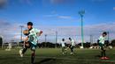 Pemain-pemain dari Korea-Korea Selecao tengah berlatih dengan bola di akademi Sporting CP, Lisbon, Portugal, Jumat (22/11/2024). Ini merupakan akademi di mana Cristiano Ronaldo ditempa ketika masih muda. (Bola.com/Bagaskara Lazuardi)