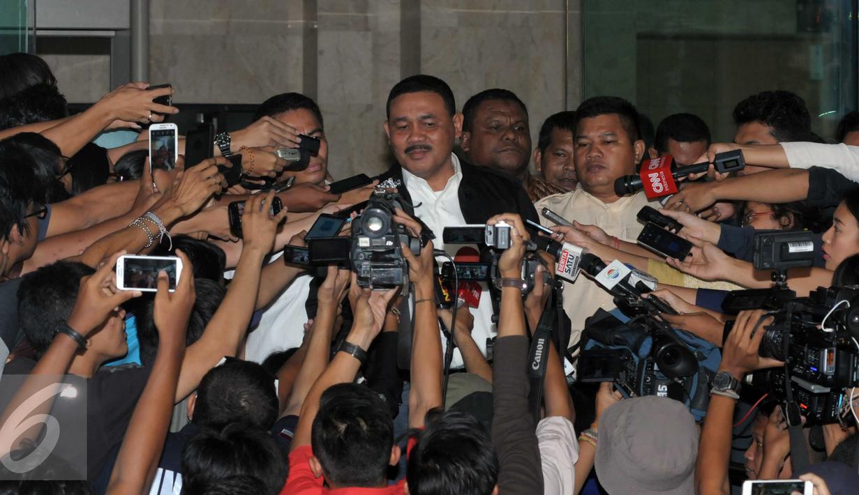 M Sangaji menjawab pertanyaan wartawan usai menjalani pemeriksaan KPK, Senin (11/4) Sangaji diperiksa sebagai saksi tersangka M Sanusi dalam kasus dugaan suap pembahasan Raperda terkait reklamasi Teluk Jakarta. (Liputan6.com/Helmi Afandi)