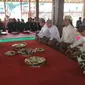 Keluarga Keraton Kanoman Cirebon saat menggelar tradisi ngapem di hari rabu akhir bulan safar. Foto (Liputan6.com / Panji Prayitno)