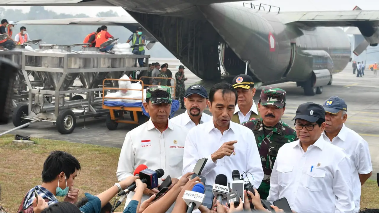 Presiden Jokowi meninjau kesiapan operasional pesawat penyemai.